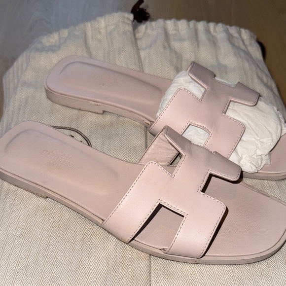 Hermes Oran Elegant Pink Slide Sandals - Picture 2 of 4